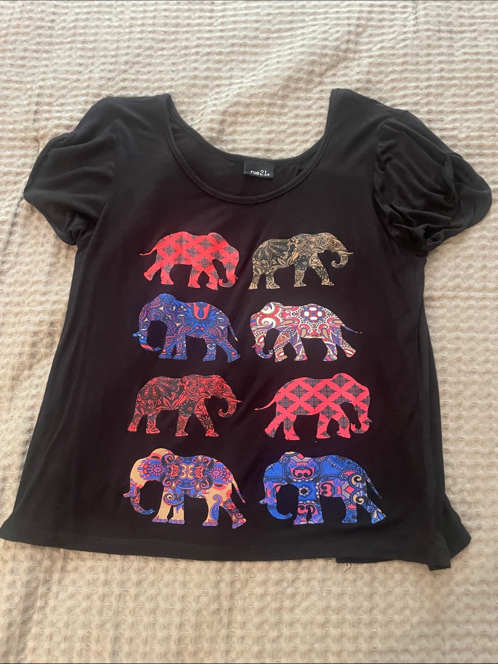 Rue21 Black Short Sleeve Tee with Multicolor Patterned Elephants open back